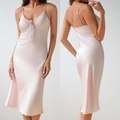 Robe nuisette en satin rose champagne avec fines bretelles et nœud délicat, longueur midi - S / Rose