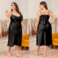 Dettaglio della camicia da notte in raso nero taglie forti con drappeggio elegante - 1XL / Nero