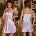 Nuisette élégante en satin rose clair avec fines bretelles et col en V en style soie - 2XL / Robe à Bretelles / Rose Éclatant