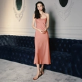 Detail eines eleganten Satin-Nachthemds in Apricot mit schmalen Trägern und Seidenglanz - M / Altrosa