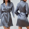 Robe de nuit satinée pour femme en gris foncé avec manches longues et ceinture assortie - 2XL / Robes / gris foncé