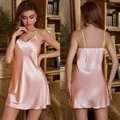 Nuisette élégante en satin rose champagne avec col en V et fines bretelles - M / Robe à Bretelles / Rose Clair
