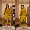 Peignoir élégant en satin jaune gingembre avec dentelle noire sur l'ourlet et les manches - Jaune Gingembre avec Bordure en Dentelle