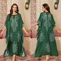 Kaftan en satin vert foncé grande taille avec imprimés floraux et manches chauve-souris - Taille unique / Écaille d'Argent Jade