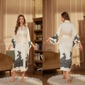 Peignoir long en satin ivoire avec dentelle noire raffinée et ceinture à nouer - Blanc Ivoire Dentelle Noire