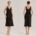 Elegante camisón midi de satén negro con cuello en V y acabado brillante vista frontal y trasera - S / Negro
