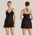 Elegantes schwarzes Satin-Nachthemd mit V-Ausschnitt, Spitze und Rückenschnürung - S / Schwarz