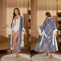 Peignoir long en satin à imprimé damassé bleu et blanc avec poignets contrastés - Imprimé Damassé Bleu Blanc