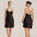 Elegantes schwarzes Satin-Nachthemd für Damen mit feiner Spitze und überkreuzten Trägern - S / Schwarz