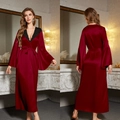 Elegante vestaglia lunga in raso bordeaux con pizzo nero e maniche a campana da donna - S / Borgogna