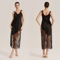 Schwarzes Satin-Unterkleid mit Spitzenbesatz und asymmetrischem Saum, Vorder- und Rückansicht - S / Schwarz