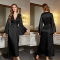 Elegante vestaglia lunga in raso nero con bordo in pizzo e ampie maniche a campana - S / Nero
