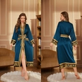 Peignoir de luxe en soie bleu paon pour femme avec motifs baroques dorés - Vigne Dorée