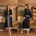 Robe de chambre longue en satin noir avec bordures imprimées de style palais vintage doré - Lueur d'Or d'Encre