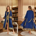 Peignoir long en satin bleu foncé avec des motifs baroques dorés luxueux sur les manches - Bleu Étoilé