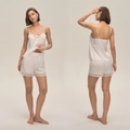 Elegante set pigiama in raso bianco perla con finiture in pizzo per donna, due pezzi - S / Bianco