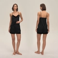 Set pigiama da donna in raso nero con canotta scollo a V, pizzo e pantaloncini abbinati - S