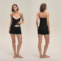 Damen-Schlafanzug aus schwarzem Satin mit V-Ausschnitt, Top und Shorts mit Spitzenbesatz - S / Schwarz