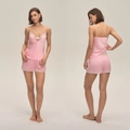 Zweiteiliges hellrosa Satin-Pyjama-Set für Damen mit feiner weißer Spitze und Trägern - S / Rosa