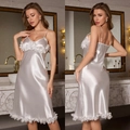 Elegantes weißes Satinnachthemd mit Spitzenbesatz und überkreuztem Rücken für Damen - S / Weiß mit Blumenapplikationen
