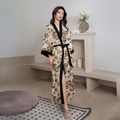 Langer Satin-Bademantel für Damen mit Paisley-Muster und elegantem schwarzem Satin-Saum - Einheitsgröße / Beige Schwarz Paisley