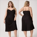 Abito sottoveste midi in raso nero taglie forti con scollo a cappuccio lucido - 1XL / Nero