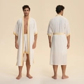 Herren Lounge-Set in Weiß aus Satin mit Kimono-Robe und Shorts sowie gelbem geometrischem Muster - Einheitsgröße / Herren Weiß (Bademantel Und Shorts)