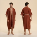 Pajama-Set für Herren in Ziegelrot, Kimono-Stil aus Satin mit geometrischer Borte - Einheitsgröße / Herren Ziegelrot (Bademantel Und Shorts)