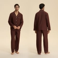 Herren Schlafanzug-Set in Schokobraun aus Baumwolle mit weißer Paspelierung - M / Tiefbraun (Herren)
