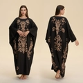 Lujoso vestido caftán negro con estampados barrocos dorados y mangas anchas - Patrón Dragón de Noche (ZP3946)