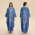 Vestido caftán azul real con estampado floral blanco y silueta holgada y fluida - Patrón Mandala Azul (ZP3946)