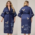 Damen Übergrößen Satin Bademantel in Dunkelblau mit Kranich Motiven und Bindegürtel - Einheitsgröße / Tiefblau Kiefer Kranich