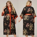 Peignoir kimono en satin noir grande taille avec bordure orange et imprimé oriental - Taille unique / Impression Architecture Noir Orange