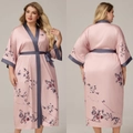 Peignoir en satin rose à fleurs avec finitions gris foncé et ceinture ajustable - Taille unique / Branche Rose Racine De Lotus