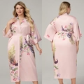 Peignoir en satin grande taille rose avec imprimé paon et fleurs et ceinture nouée - Taille unique / Paon Floral Rose