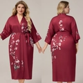 Peignoir en satin bordeaux grande taille avec imprimé fleur de prunier élégant - Taille unique / Fleur De Prunier Rouge Foncé