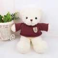 Oso de peluche crema con un suéter de punto rojo vino y un pequeño parche decorativo - Blanco (Suéter Rojo Oscuro)