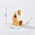 Mini-Lebkuchenhaus aus Harz mit rotem Herzfenster und Schneedach, Größe 5,1 cm - Beige