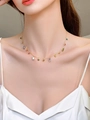 Dettaglio della collana in acciaio al titanio dorato con ciondoli in zircone colorati - Collana Colorata Oro