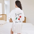 Camicia da notte in raso di seta bianca con stampa ciliegia rossa e testo Bonjour sul retro - Taglia unica / Stampa Ciliegia