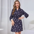 Peignoir en satin bleu marine avec imprimés cœur, dentelle blanche et ceinture nouée - Base Bleu Foncé Avec Cœurs