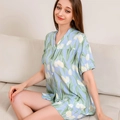 Pyjama court bleu clair pour femme avec imprimé tulipes jaunes et col en V boutonné - Lis à Feuilles Vert Cyan