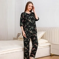 Zomerse damespyjamaset met zwarte bloemenprint, shirt met korte mouwen en lange broek - M / C202 Zwart Rozenpatroon