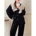 Pigiama da donna in velluto nero con colletto in pizzo bianco e polsini con volant - Taglia unica / Nero & Bianco