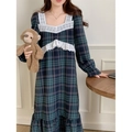 Chemise de nuit à carreaux verts à manches longues avec dentelle et col carré volanté - Style Chemise de Nuit / Carreaux Vert Foncé