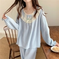 Détail de broderies tulipes et bordures en dentelle sur pyjama bleu clair en coton - Taille unique / Haut Et Bas / Bleu