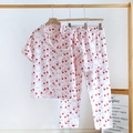 Detail eines Baumwoll-Schlafanzug-Sets mit Herzmuster, Kurzarm-Oberteil und Hose - Rosa Herz