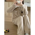 Set pigiama invernale in pile beige con profili blu e top con colletto abbottonato - Taglia unica / Albicocca