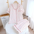 Pijama de 3 piezas para mujer en gasa de algodón con estampado de corazones rojos y manga corta - M / Tres Piezas / Blanco con corazones rojos