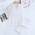 Détail de l'ensemble pyjama en coton à cœurs sur le lit avec décorations douces - Blanc Petit Cœur